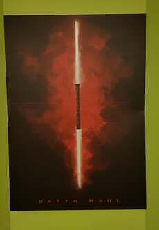 Rezensiert wird das Metallposter von Darth Maul‘s Lichtschwert (Größe L)